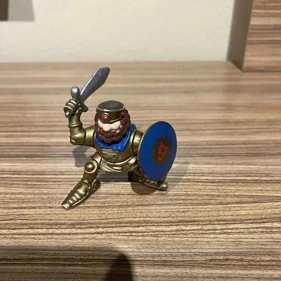 Vintage Fisher Price Castle Knights Lot of 2 1 Black Knight 1 Gold 2/2.25” 1993 - Picture 5 of 8